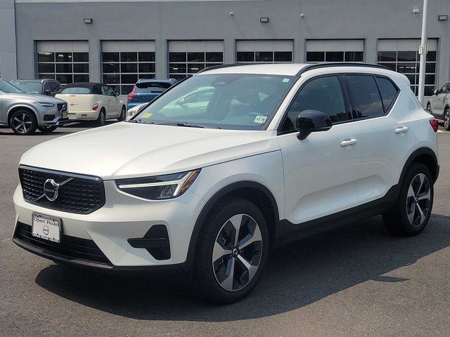 2024 Volvo XC40 Core Bright Theme