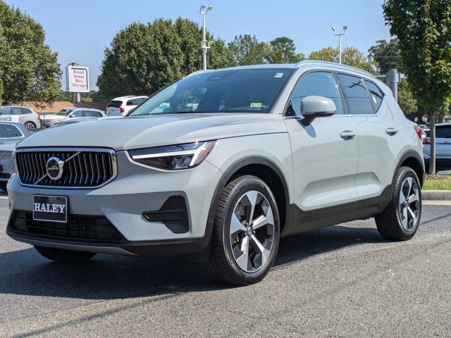 2024 Volvo XC40 Core Bright Theme