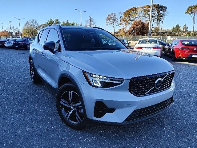 2024 Volvo XC40 Core Bright Theme