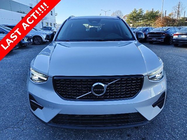 2024 Volvo XC40 Core Bright Theme