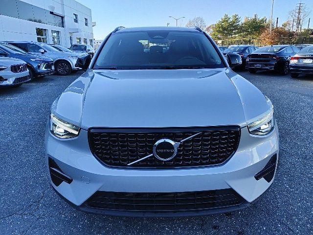 2024 Volvo XC40 Core Bright Theme