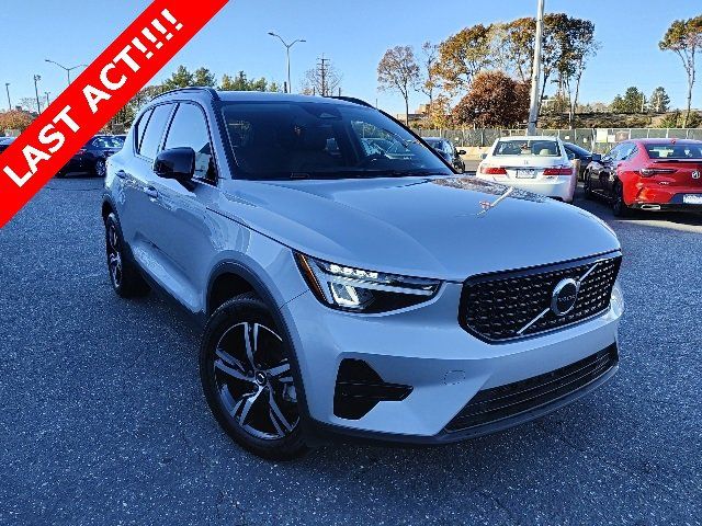 2024 Volvo XC40 Core Bright Theme