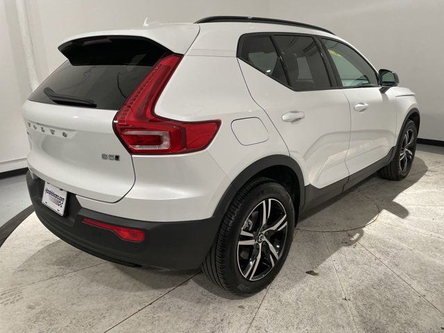 2024 Volvo XC40 Core Bright Theme