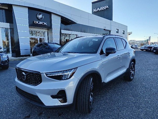 2024 Volvo XC40 Core Bright Theme