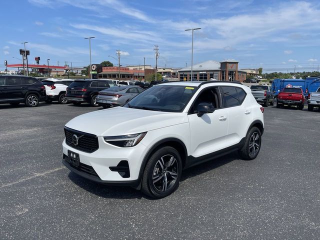 2024 Volvo XC40 Core Bright Theme