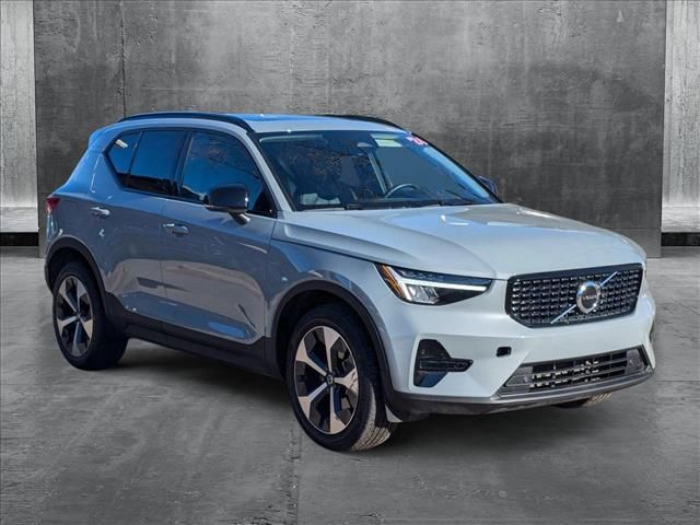 2024 Volvo XC40 Core Bright Theme