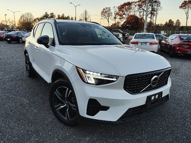 2024 Volvo XC40 Core Bright Theme