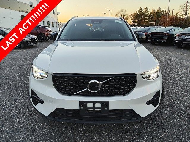 2024 Volvo XC40 Core Bright Theme