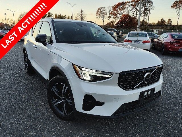 2024 Volvo XC40 Core Bright Theme