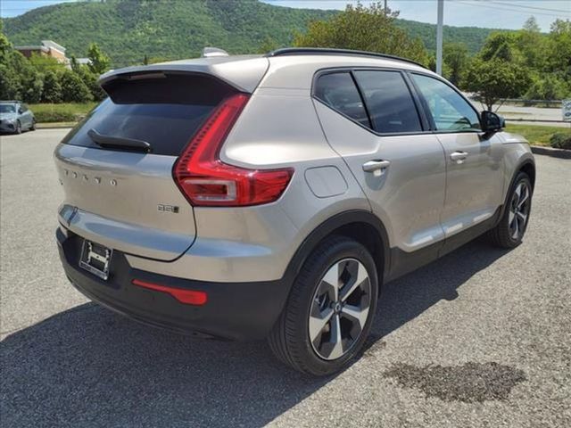 2024 Volvo XC40 Core Dark Theme