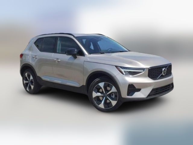 2024 Volvo XC40 Core Dark Theme