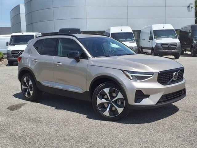 2024 Volvo XC40 Core Dark Theme