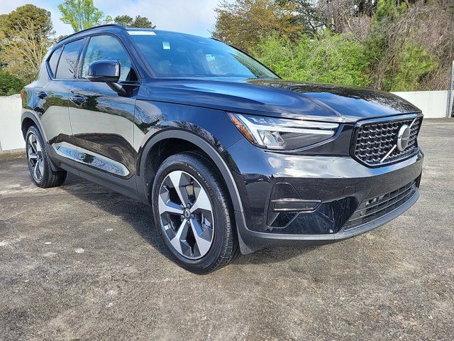 2024 Volvo XC40 Core Dark Theme