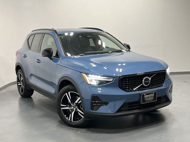 2024 Volvo XC40 Core Dark Theme