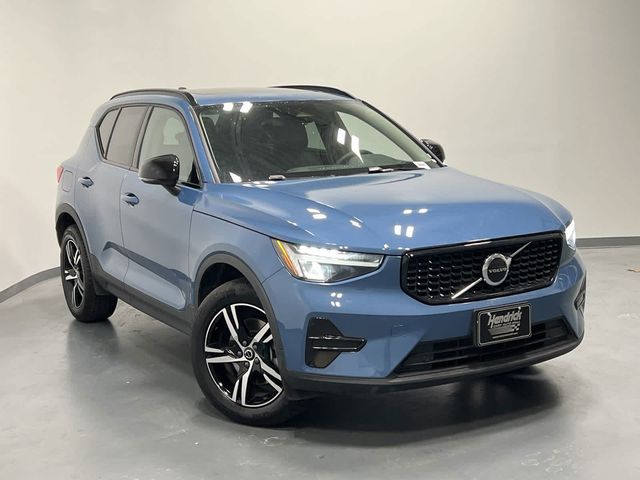 2024 Volvo XC40 Core Dark Theme