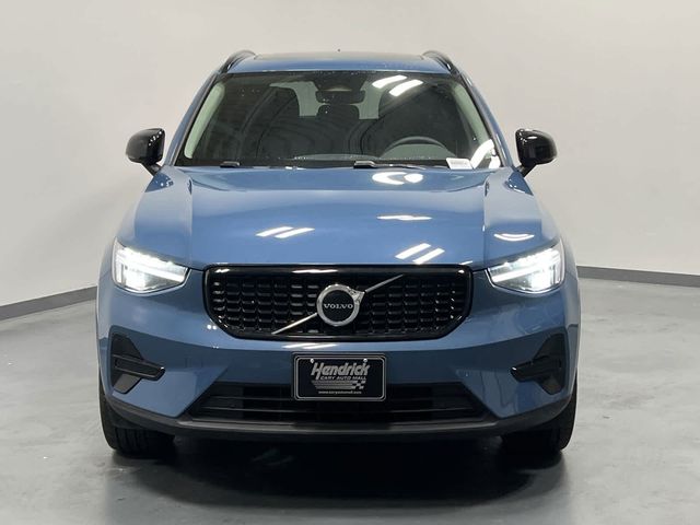 2024 Volvo XC40 Core Dark Theme