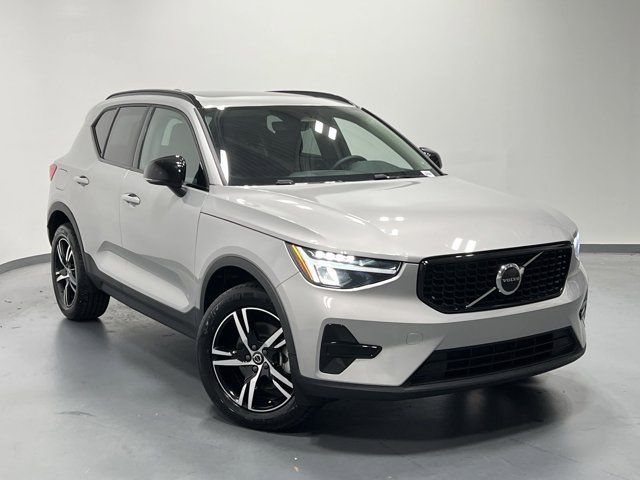 2024 Volvo XC40 Core Dark Theme