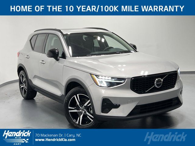 2024 Volvo XC40 Core Dark Theme