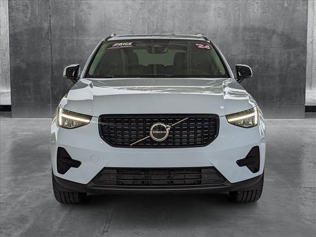 2024 Volvo XC40 Core Dark Theme