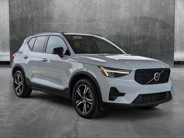 2024 Volvo XC40 Core Dark Theme