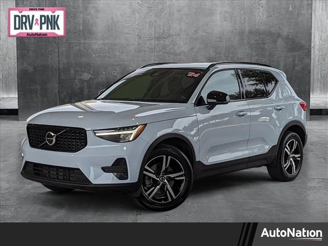 2024 Volvo XC40 Core Dark Theme