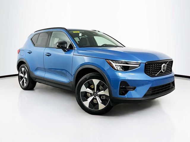 2024 Volvo XC40 Core Dark Theme