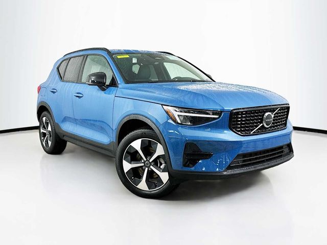 2024 Volvo XC40 Core Dark Theme