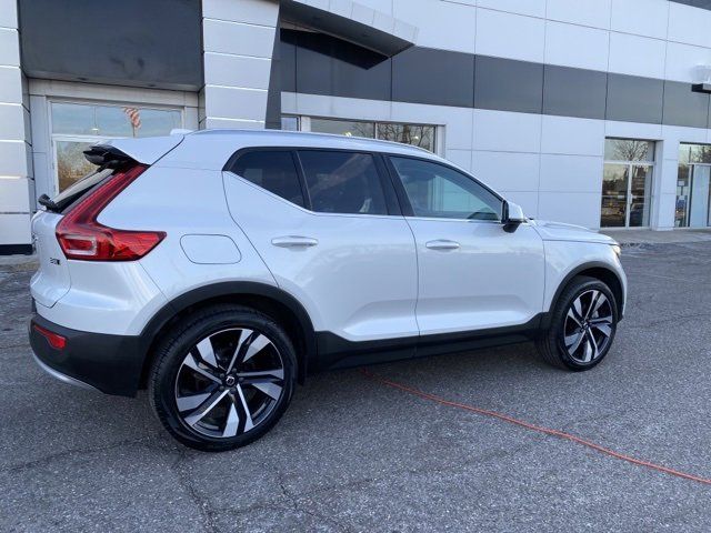 2024 Volvo XC40 Plus Bright Theme