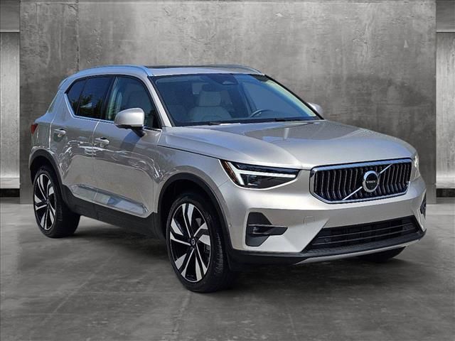 2024 Volvo XC40 Plus Bright Theme