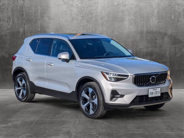 2024 Volvo XC40 Plus Bright Theme