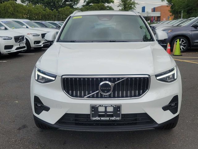 2024 Volvo XC40 Plus Bright Theme