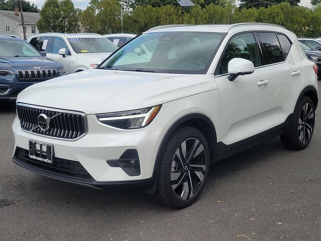 2024 Volvo XC40 Plus Bright Theme