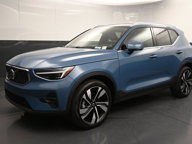 2024 Volvo XC40 Plus Bright Theme