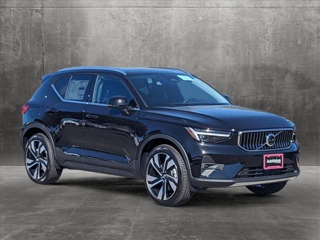 2024 Volvo XC40 Plus Bright Theme