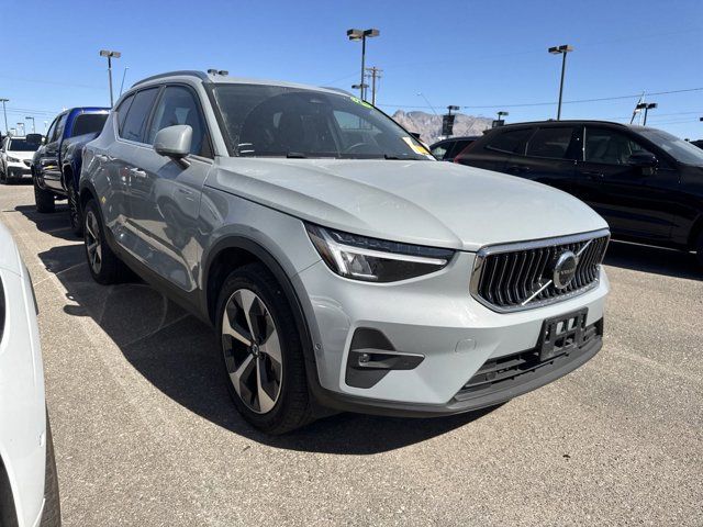 2024 Volvo XC40 Plus Bright Theme