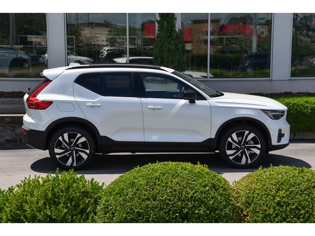 2024 Volvo XC40 Plus Dark Theme