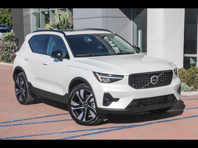 2024 Volvo XC40 Plus Dark Theme