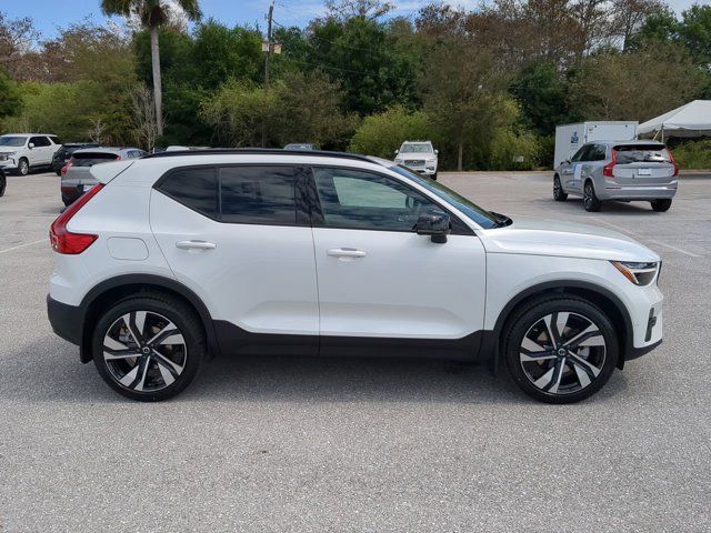 2024 Volvo XC40 Plus Dark Theme