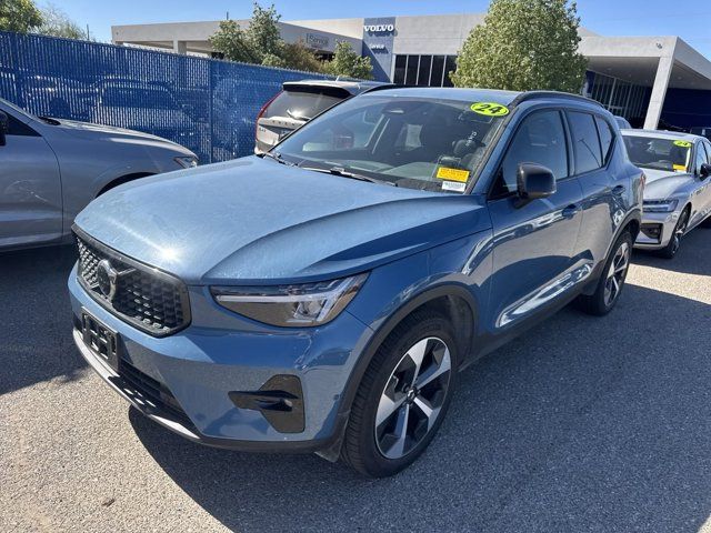 2024 Volvo XC40 Plus Dark Theme