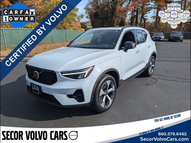 2024 Volvo XC40 Plus Dark Theme