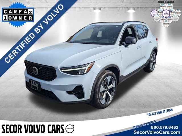 2024 Volvo XC40 Plus Dark Theme