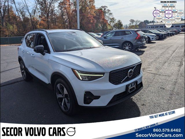 2024 Volvo XC40 Plus Dark Theme