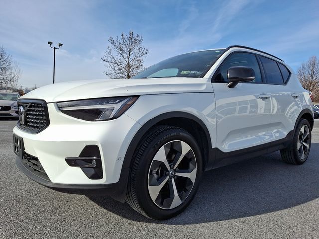 2024 Volvo XC40 Plus Dark Theme