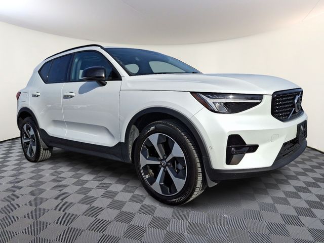 2024 Volvo XC40 Plus Dark Theme