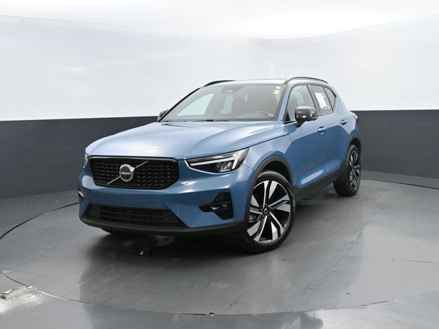 2024 Volvo XC40 Plus Dark Theme