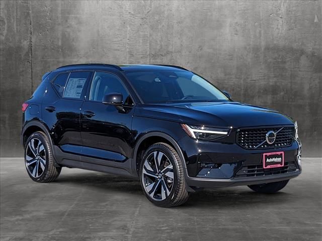 2024 Volvo XC40 Plus Dark Theme