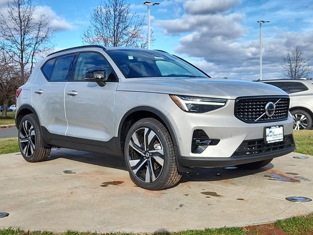 2024 Volvo XC40 Plus Dark Theme