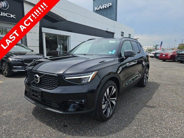 2024 Volvo XC40 Plus Dark Theme