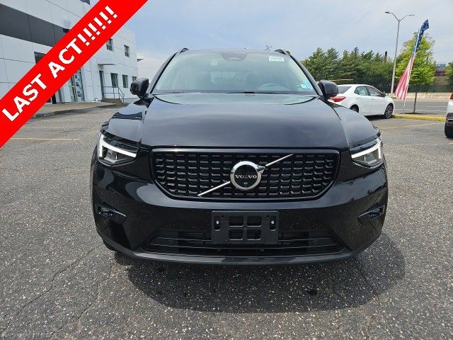 2024 Volvo XC40 Plus Dark Theme