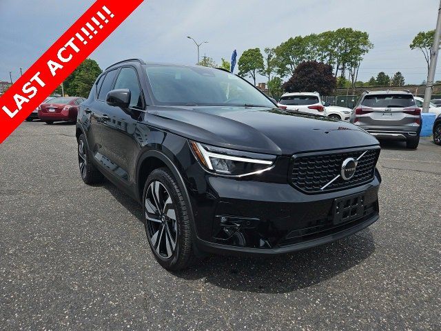 2024 Volvo XC40 Plus Dark Theme